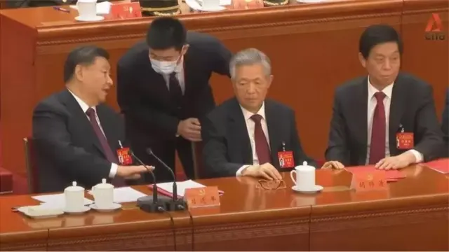 कम्युनिस्ट पक्षाच्या पॉलिट ब्युरोमधील दृश्य