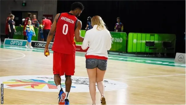 Wachumba hao wawili wenye furaha wakiondoka uwanjani T