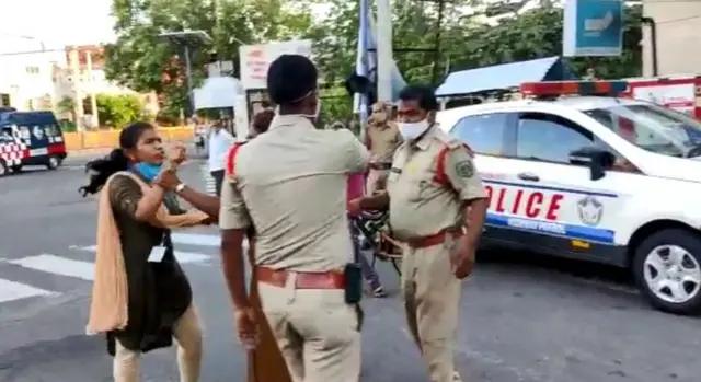 విశాఖపట్నంలో ఓ ప్రైవేటు కంపెనీ ఉద్యోగిని కోవిడ్ నిబంధనలు అమలులో ఉన్న వేళ రోడ్డు మీదకు రావడంతో పోలీసులు ఆమెను అడ్డుకోవడం వివాదానికి కారణమైంది.