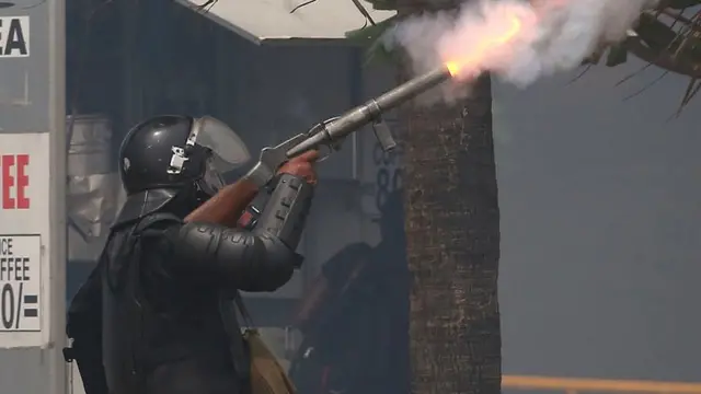 કોલંબોમાં રાષ્ટ્રપતિ રાજપક્ષેના રાજીનામાની માગ સાથે હિંસક પ્રદર્શનો થઈ રહ્યાં છે, જેને નાથવા માટે પોલીસે હવામાં ફાયરિંગ કરવા પડ્યા છે અને સાથે જ ટિયરગૅસના સેલ છોડાયા છે.