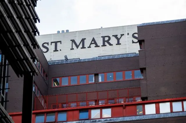 Prédio e placa do Hospital St. Mary's, em Londres