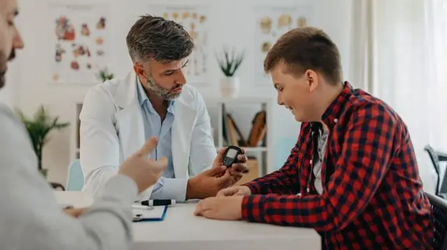 Médico conversando com um adolescente