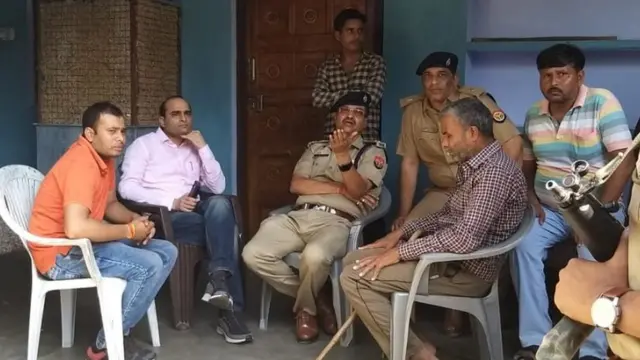 परिवार से मुलाक़ात करते एडीजी प्रेम प्रकाश