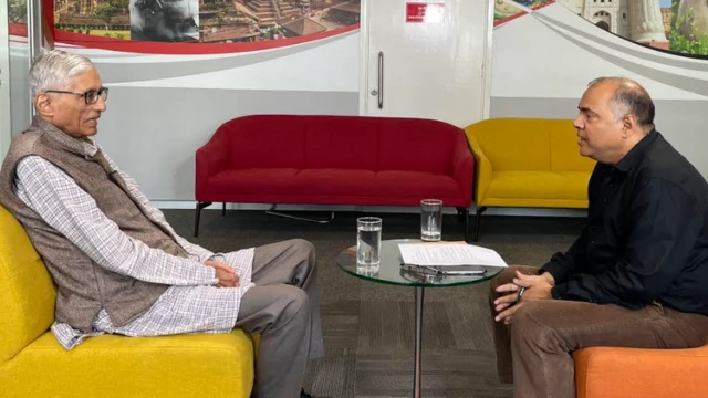 राजमोहन गांधी, बीबीसी स्टूडियो में इक़बाल अहमद से बातचीत करते हुए