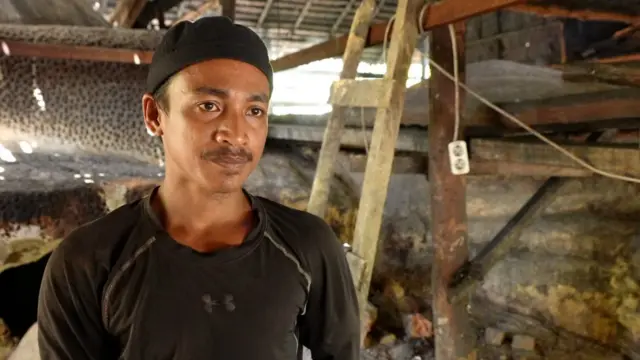 Rahmat Yani (22 tahun) yang menyelesaikan pendidikan terakhirnya di sekolah dasar (SD) mengaku telah bekerja di tungku arang selama lima tahun.