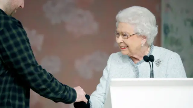 原来女王是为了给新人颁奖而来，今年的时装周专门设立了伊丽莎白二世大奖，该奖的第一届获得者是英国新人设计师理查德·昆尼。