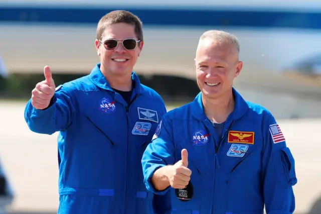 Bob Behnken e Doug Hurley,casino bonus boas vindasjalecos da Nasa, posam para foto sorrindo