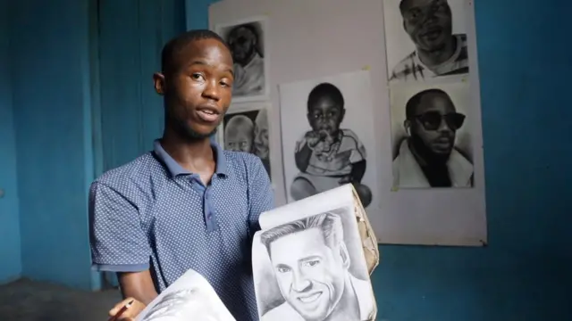 Pencil artiste dey hold im drawing