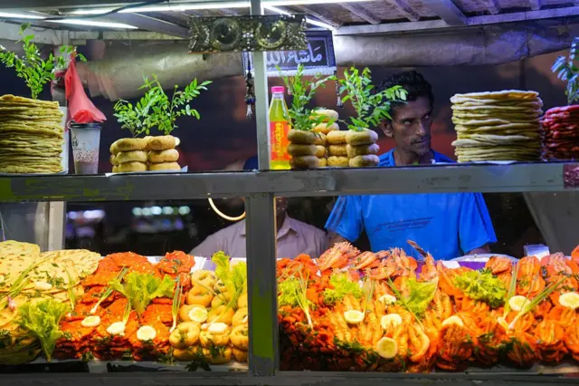 'උදාහරණයක් විදිහට බිම වැටිලා තියෙන පළතුරක් ආහාරයට ගන්නවනම් නැත්නම් වර්ණකාර යොදාලා තියෙන පාරවල් අයිනේ තියෙන ආහාර වගේ දේවල් කනවා. මේ වගේ දෙයක් ආහාරයට ගැනීම හොදයිද කියලා ළමයට අවබෝධයක් ලබාදීම වැදගත්. මොකද ආහාර සුරක්ෂිතතාවය සම්බන්ධයෙන් ඒ දැනුම තමයි වැදගත් වෙන්නේ.'