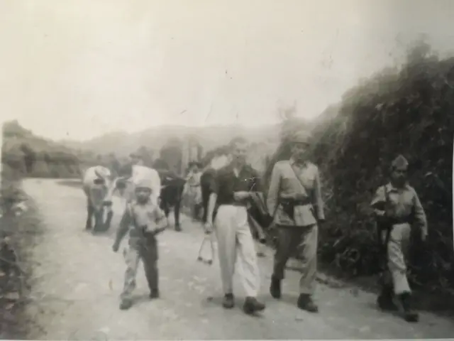 꼬마 카를로스 아르투로가 콜롬비아 톨리마에서 여러 군인들과 함께 있는 모습