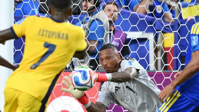 Momento en que Eloy Room rechaza uno de los balonazos de oncena ecuatoriana,