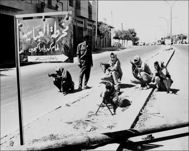 مجموعة من المقاتلين الفلسطينيين خلال المعارك مع الجيش الأردني في شوارع العاصمة الأردنية عمان في 17 سبتمبر 1970