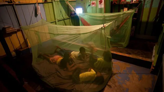 Crianças dormindo com rede protetora