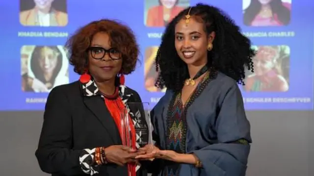 ራህዋ ክንፈ ኣብ መድረኽ ሽልማት 'ዓለምለኸ መሪሕነት ደቂኣንስትዮ ኣውሮጳ 2025' (EWILA) ሽልማት እንክትቅበል ዘርእይ ፎቶ