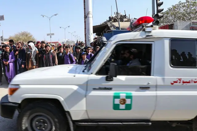 یک آمبولانس جسد مردی را که طالبان در استدیوم فوتبال ولایت خوست در تاریخ ۲ دسامبر ۲۰۲۵ اعدام علنی کرده بودند، منتقل می‌کند. دادگاه عالی افغانستان اعلام کرد که این مرد، که به اتهام قتل محکوم شده بود، در مقابل جمعیتی در شرق افغانستان اعدام شد.