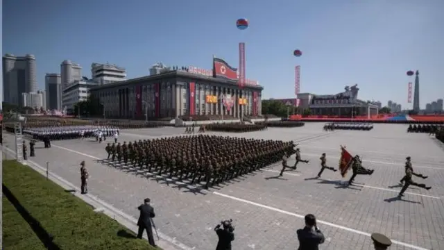 දහස් ගණන් හමුදා භටයෝ පෙළපාලියට එක්වූහ