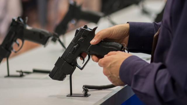 Com acesso facilitado, Brasil fecha 2020 com recorde de 180 mil novas armas de fogo registradas na PF - BBC News Brasil