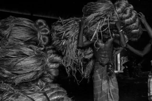 পূর্ব পাকিস্তান ছিল মূলত কাঁচামাল ও কৃষি উৎপাদনের কেন্দ্র