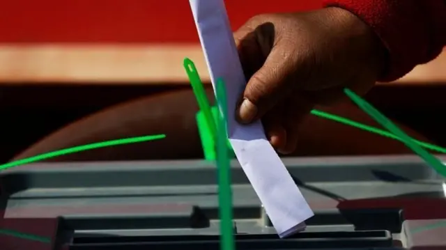 पेटिकामा मतपत्र खसाउँदै 