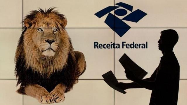 Leão do imposto ao lado de um logo da Receita Federal