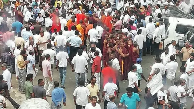 கண்டியில் வெடித்தது போராட்டம்: முஸ்லிம் அமைச்சர், ஆளுநர்களை நீக்கக்கோரிக்கை