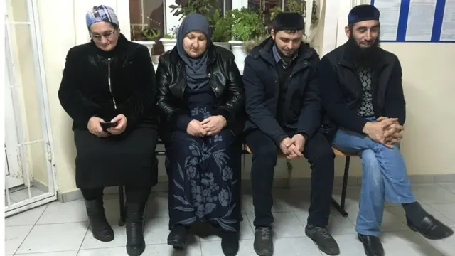 Сестры Зарифы Саутиевой и двое жителей Ингушетии, приехавшие на заседание суда в г.Ессентуки