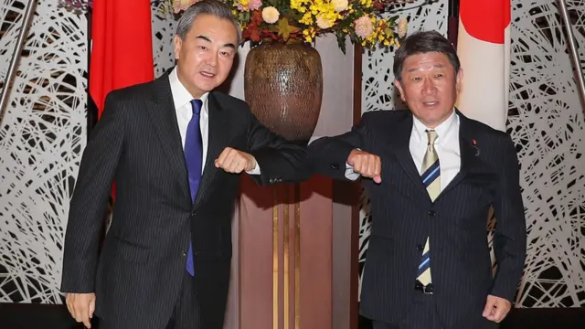 王毅与日本外相会谈