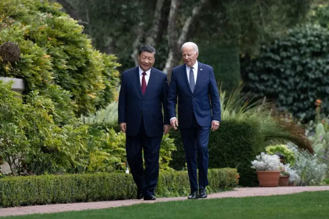 El presidente estadounidense, Joe Biden (d), y el presidente chino, Xi Jinping, caminan juntos tras una reunión durante la semana de líderes del Foro de Cooperación Económica Asia-Pacífico (APEC) en Woodside, California, el 15 de noviembre de 2023.