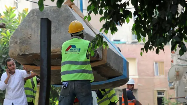 تابوت کھولتے وقت علاقے کو لوگوں سے خالی کروا لیا گیا تھا۔ کسی آفت کے ڈر سے نہیں، بلکہ اس خدشے کے پیشِ نظر کہ تابوت میں کوئی خطرناک گیس نہ ہو۔