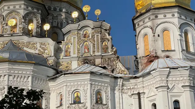 Наслідки пошкодження Успенського собору на території Києво-печерської лаври від російського удару