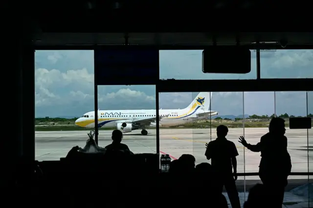 MAI လေယာဉ်နောက်ခံနဲ့အတူမြင်ရတဲ့ လေဆိပ်ထဲက ခရီးသည်တွေ မြင်ကွင်း 