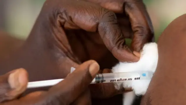 Un patient se faisant vacciner du Coronavirus