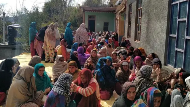 शोक मनाती महिलाएं