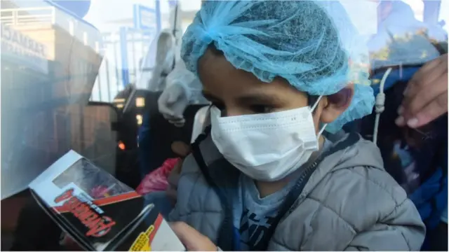 Los niños recibieron juguetes y golosinas como regalos del personal del hospital donde permanecieron.