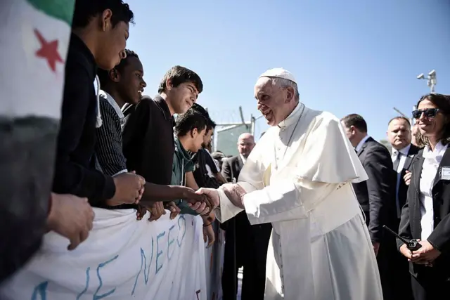 Papa Francisco encontra migrantes no centro de detenção de Moria em 16 de abril de 2016 em Mitilene, Lesbos, Grécia