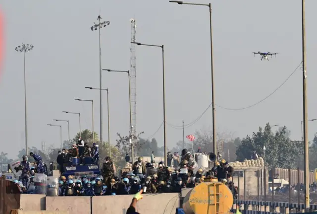 पंजाब-हरियाणा के शंभू बॉर्डर पर प्रदर्शनकारी किसानों पर मंडराता ड्रोन
