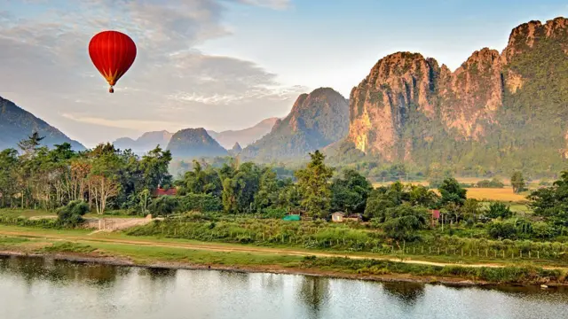 Balões sobrevoando Vang Vieng