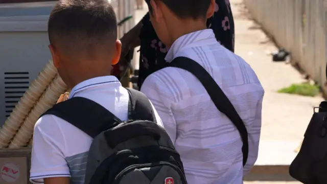 Semiz ayol oyoqlarini yoydi