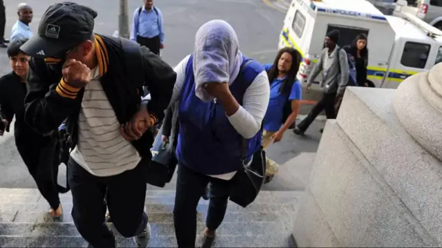 खटला सुरू असताना कोर्टाबाहेर लेव्होना 