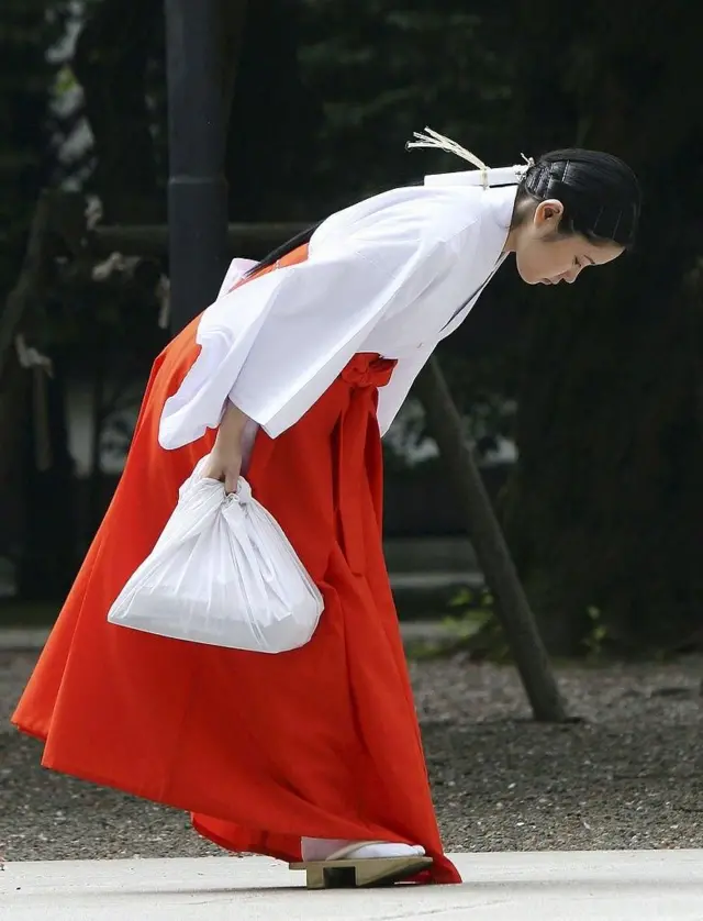 జపాన్లో ఇలా ముందుకు వంగి ఎదుటివారిని గౌరవిస్తుంటారు