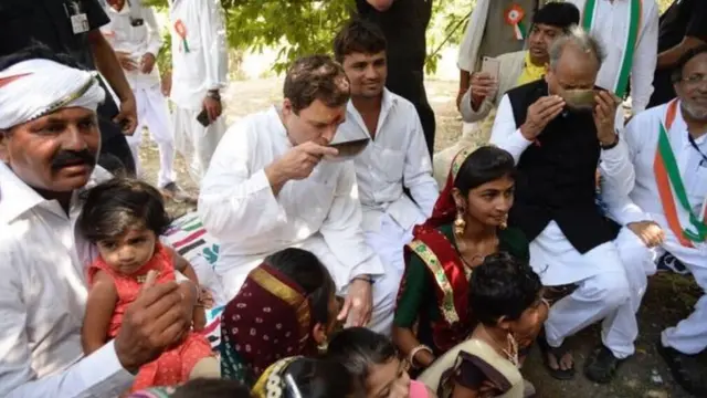 तश्तरी में चाय पीते राहुल और गहलोत