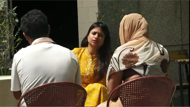 బాధిత తల్లిదండ్రులతో మాట్లాడుతున్న గరిమ