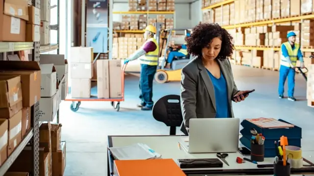 మహిళా ఉద్యోగి