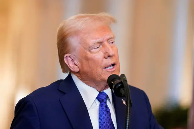 Madaxweynaha Maraykanka Donald Trump, oo xiran suudh buluug ah iyo taay