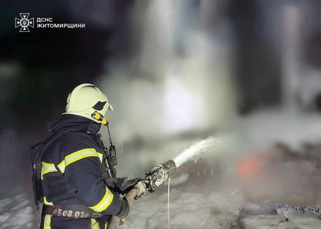 Рятувальник гасить пожежу посеред криги