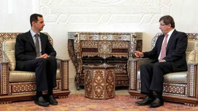 2011'de Suriye Devlet Başkanı Beşar Esad ve dönemin Dışişleri Bakanı Ahmet Davutoğlu arasında Şam'da yapılan görüşme