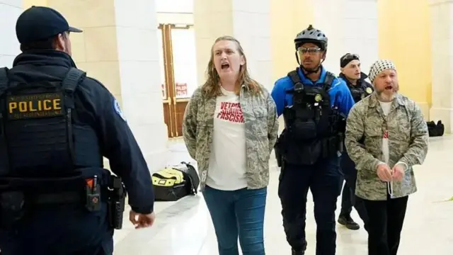 ਸਾਬਕਾ ਫ਼ੌਜੀਆਂ ਦੇ ਪਰਿਵਾਰ ਵਾਸ਼ਿੰਗਟਨ ਵਿੱਚ ਪ੍ਰਦਰਸ਼ਨ ਦੌਰਾਨ 