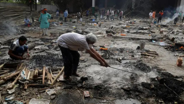 નવી દિલ્હીમાં મૃતક પરિવારજનોના અસ્થિ એકઠા કરવા પહોંચેલા પરિવારજનો