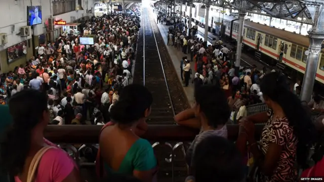 පසුගිය මැයි මාසයේ දුම්රිය වර්ජනය අවස්ථාවේ කොළඹ කොටුව දුම්රිය ස්ථානයේ කොටු වී සිටි මගීන්