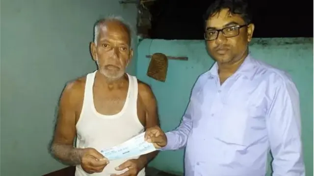 અંકિતાના દાદા અનિલસિંહને વહીવટીતંત્ર દ્વારા ચેક આપવામાં આવ્યો છે.